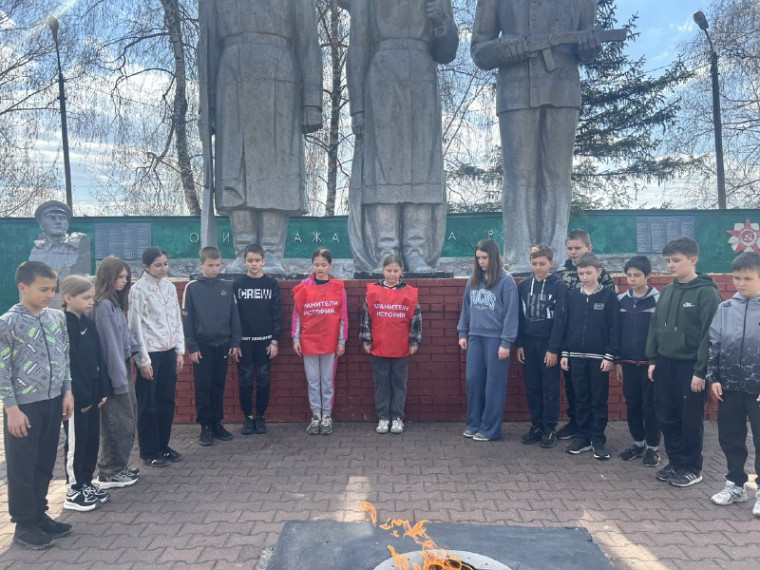 Уборка мемориального комплекса.